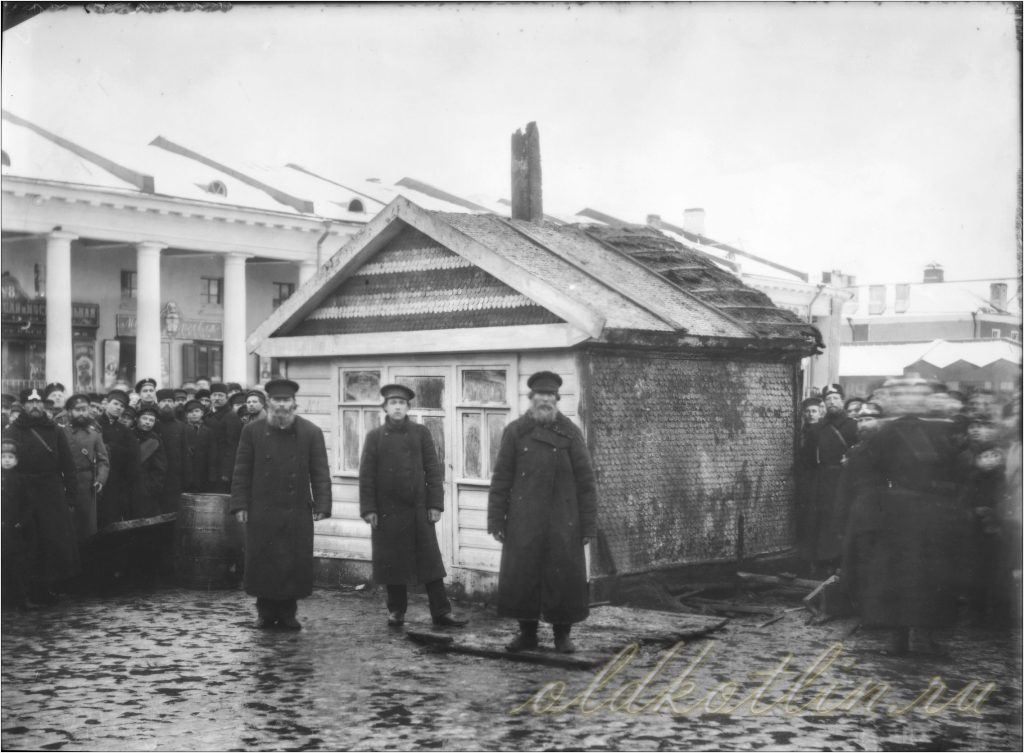 Группа граждан и Ф.Г.Бадаев ( стоит первый справа) у домика из несгораемых строительных материалов.