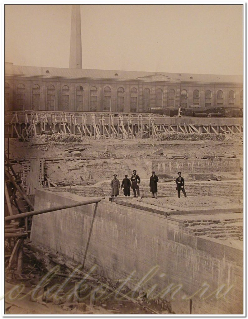 Группа инженеров в котловане дока; на втором плане - вид здания Пароходного завода.