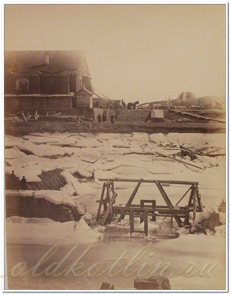 Вид части строящегося дока во время его обледенения; на втором плане - группа инженеров]