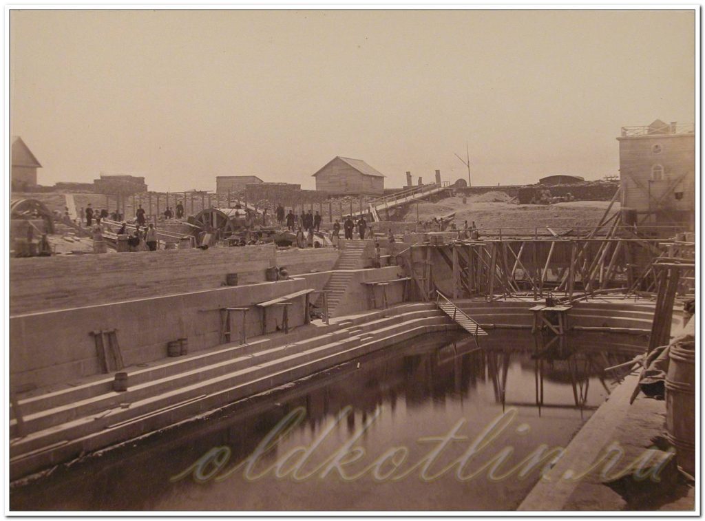 Вид части строящегося дока; на втором плане рабочие и инженеры.