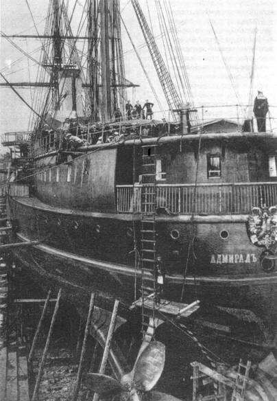 Ещё Флот & Альтернативная история 67 подписчиков Подписаться 1891 год РИФ 31 августа 2023 26 25 мин Оглавление События в стране и в мире: Броненосцы русского флота: Броненосные фрегаты: Показать ещё События в стране и в мире: В 1891 году, состоялись большие торжества встречи в Кронштадте французской эскадры адмирала Жерве. Через два дня, 25 июля, на Кронштадтский рейд из Петербурга вошла императорская яхта «Держава». Российский император поднялся на флагманский корабль «Marengo». Оркестр исполнил «Боже, царя храни» и революционную «Марсельезу» — гимн Французской Республики. Этот факт комментировали во всех европейских столицах. С борта корабля Александр III отправил приветственную телеграмму французскому президенту. Затем император посетил броненосец «Marceau». Броненосец «Марсо» С броненосцами «Furieux» и «Requin», а также с крейсером «Surcouf» могли ознакомиться не только офицеры русского флота, но и все желающие жители Кронштадта. Были проведены совместные учения. Французские гости осмотрели достопримечательности Петербурга и окрестностей. Специальный состав из новых вагонов доставил военную делегацию во главе с Жерве в Москву, где гостей тоже ждал радушный прием. Французская эскадра в Кронштадте Французов чествовали в Кронштадте моряки, сухопутные и горожане. В память этого посещения Кронштадта, имевшего историческое значение для обеих наций, французы, по принятому обычаю, называть каждый новый выпуск воспитанников из Сенсирской школы каким-нибудь именем или названием в честь совершившихся выдающихся событий, назвали выпуск 1891 года — «Кронштадтским». В Транзунде – излюбленном месте командира эскадры – проводились занятия