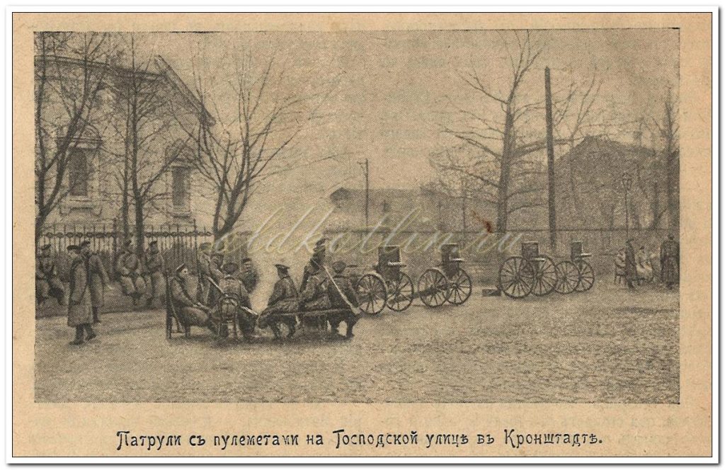 Патруль с пулетами на Господской улице в Кронштадте