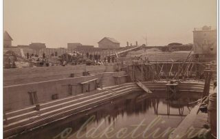 Вид части строящегося дока; на втором плане рабочие и инженеры.